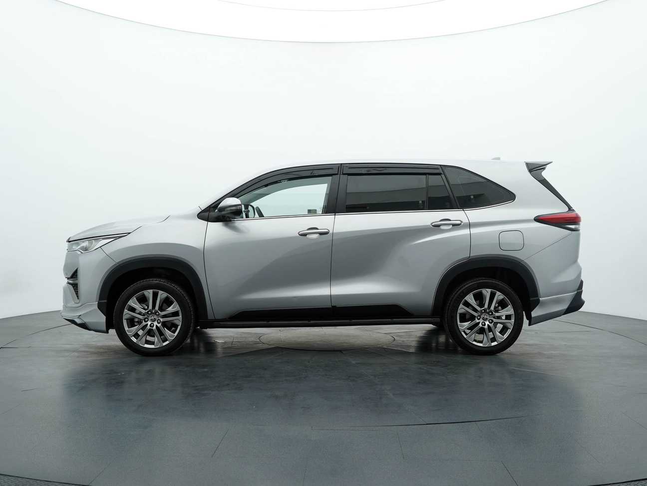 used 2023 Toyota Innova Zenix V 2.0