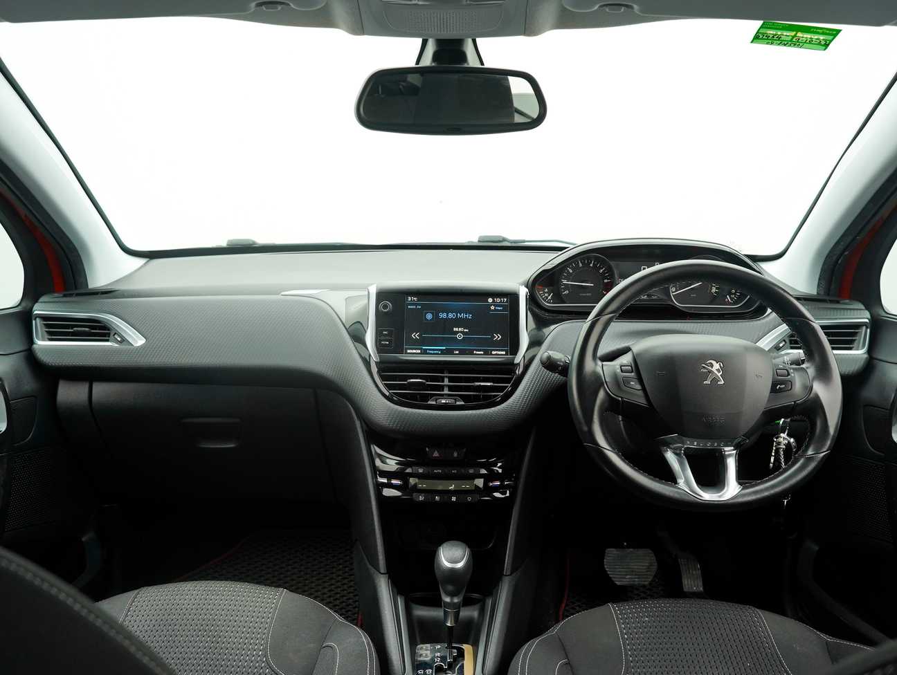 terpakai 2018 Peugeot 208 PureTech 1.2