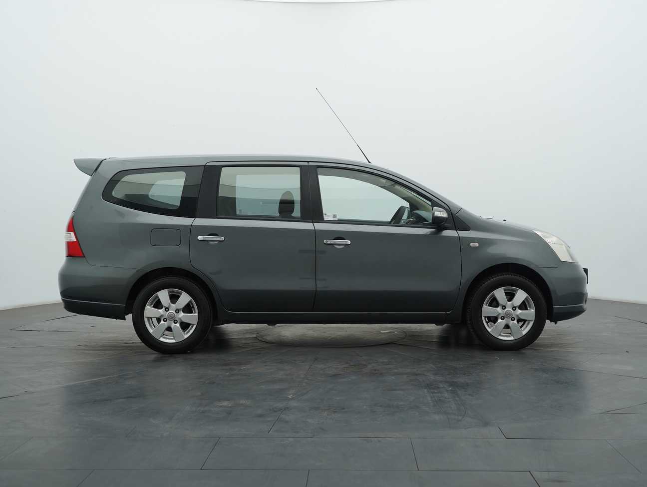 terpakai 2011 Nissan Grand Livina Comfort 1.8