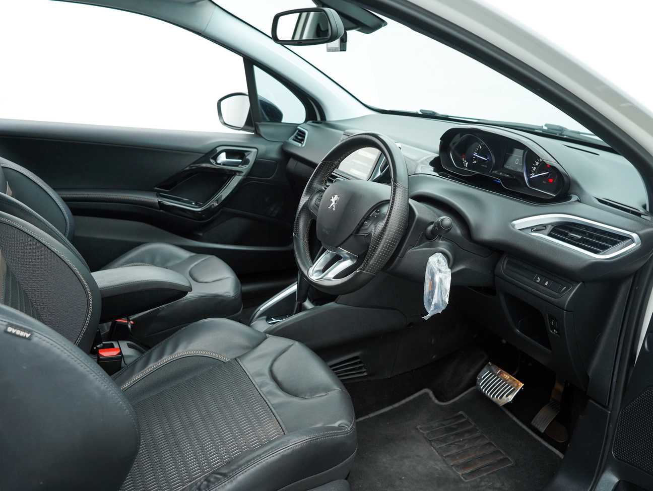 terpakai 2014 Peugeot 208 Allure 3 Door 1.6