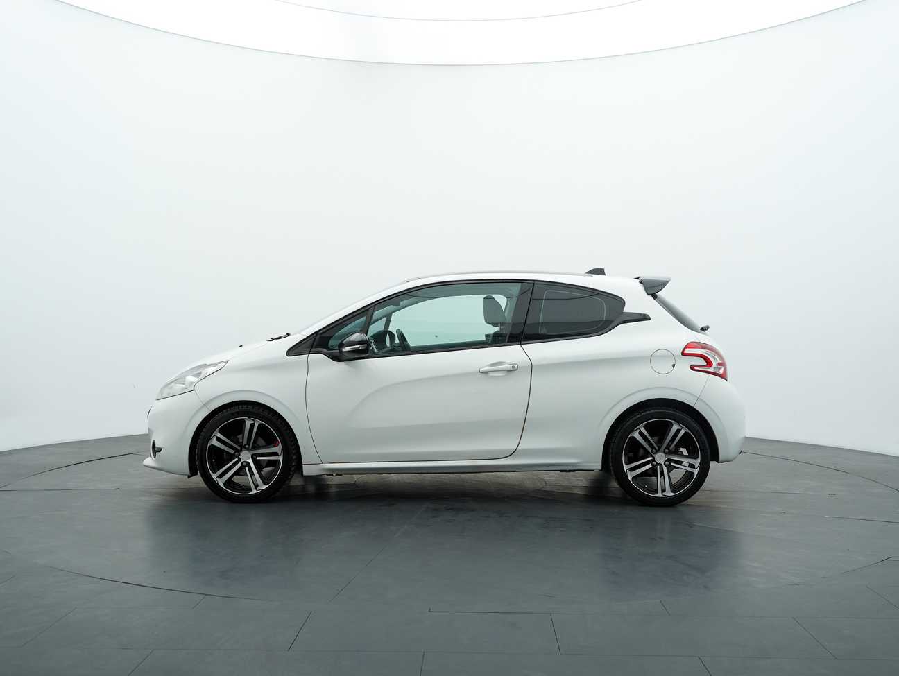 terpakai 2014 Peugeot 208 Allure 3 Door 1.6