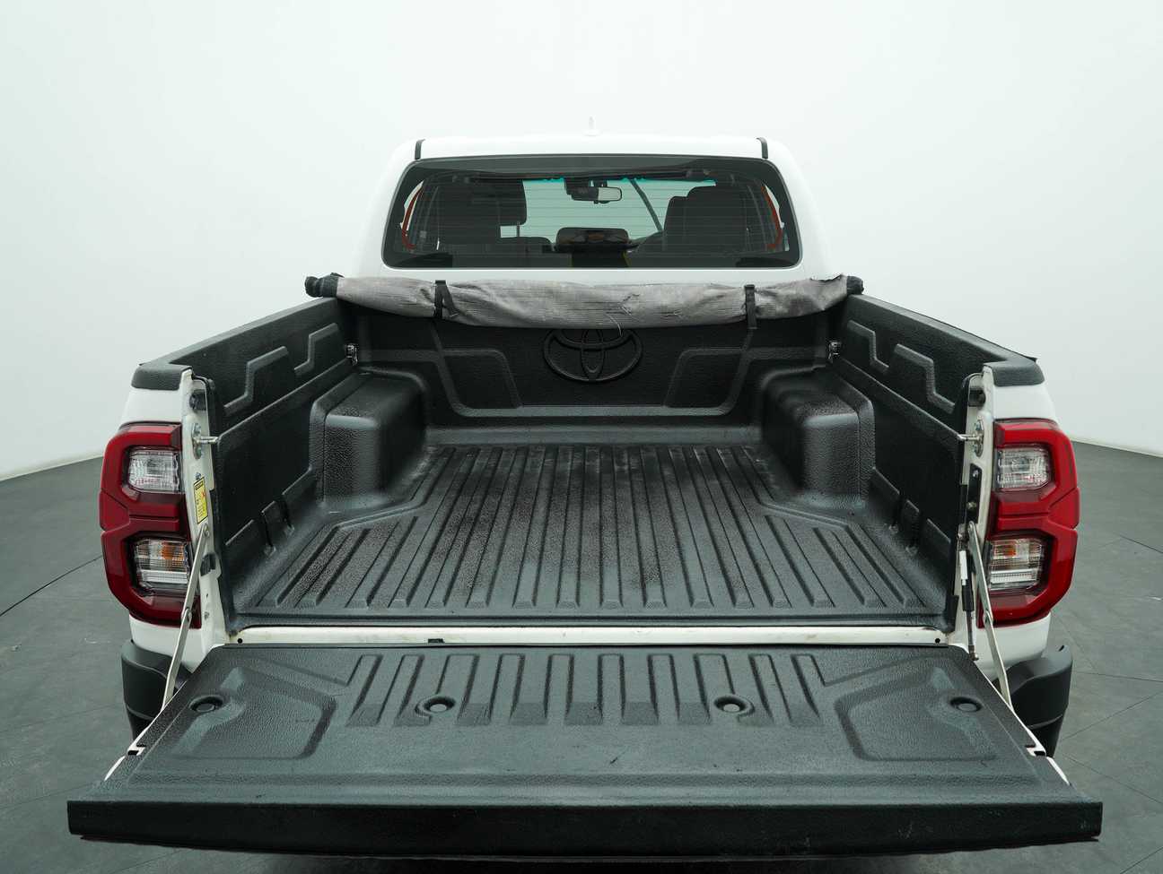 terpakai 2023 Toyota Hilux GR Sport Dual Cab 2.8