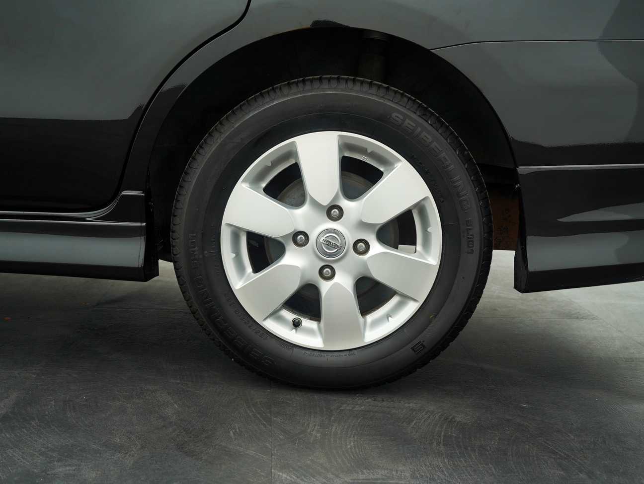 used 2013 Nissan GRAND LIVINA  1.8