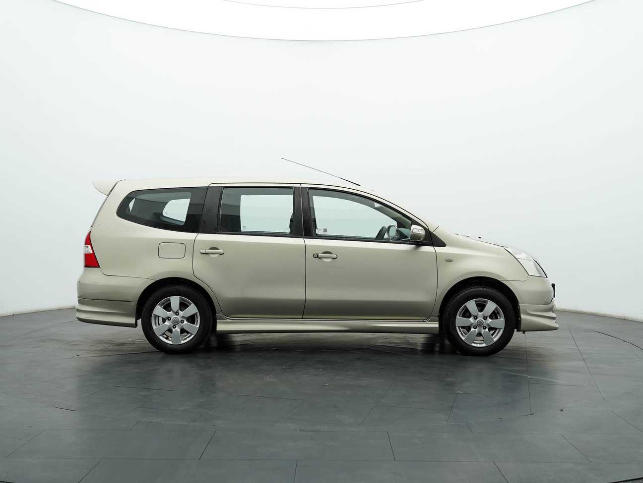terpakai 2012 Nissan Grand Livina ST-L Comfort 1.6