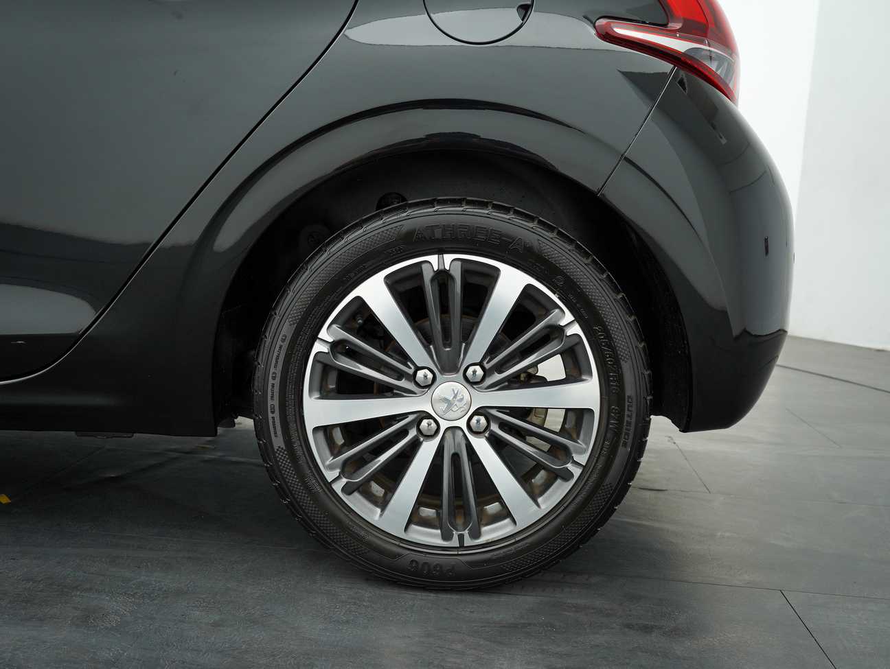 terpakai 2017 Peugeot 208 PureTech 1.2