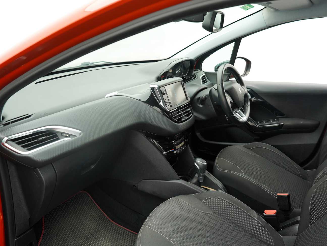 terpakai 2018 Peugeot 208 PureTech 1.2