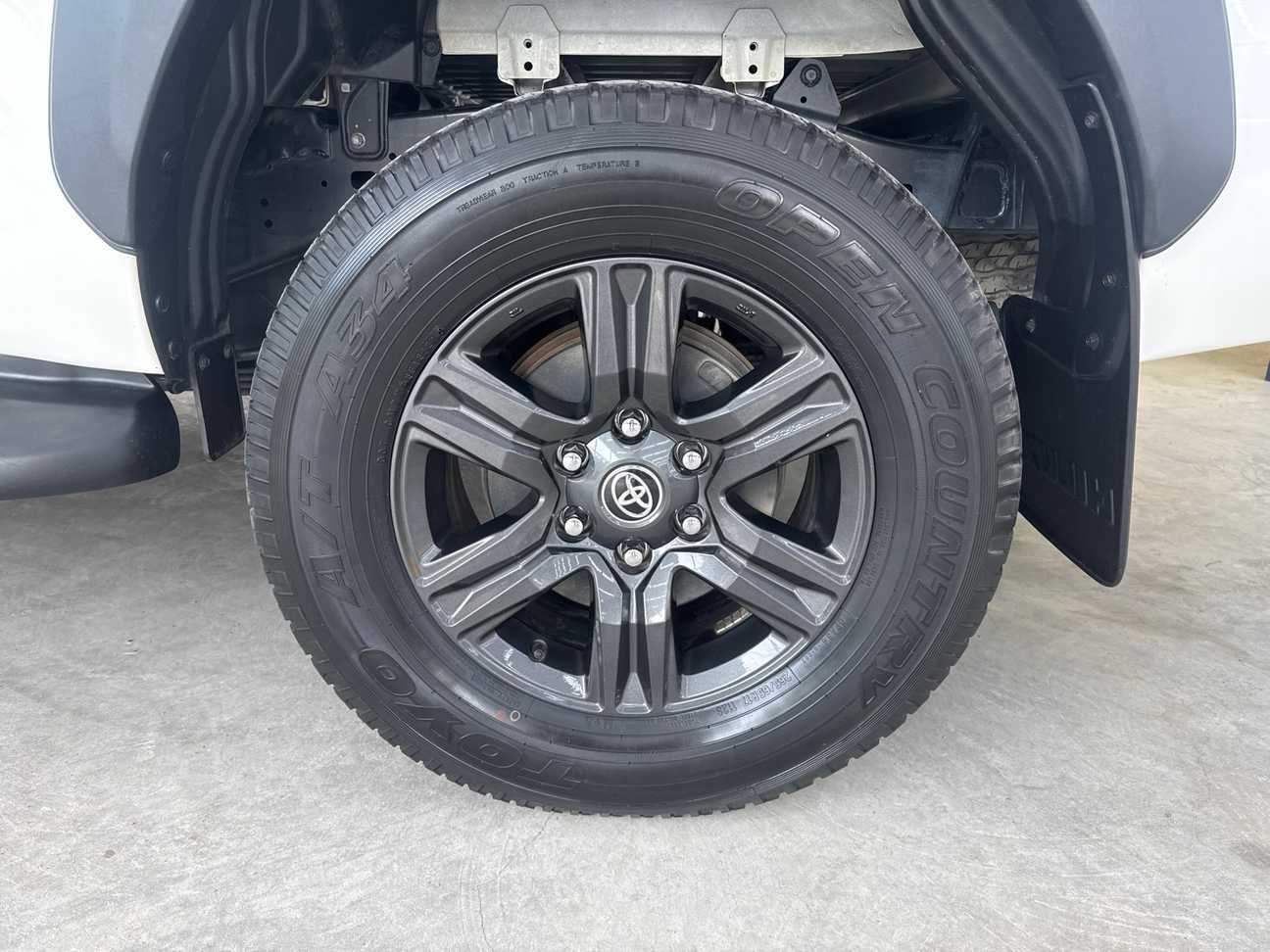 used 2023 Toyota Hilux E Dual Cab 2.4