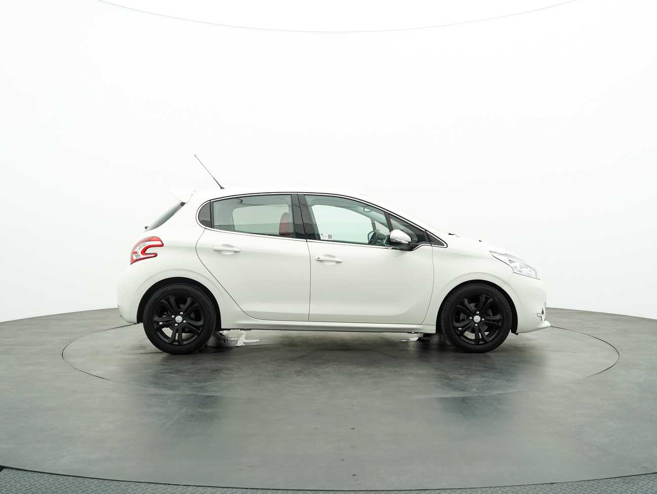 terpakai 2013 Peugeot 208 Allure 1.6