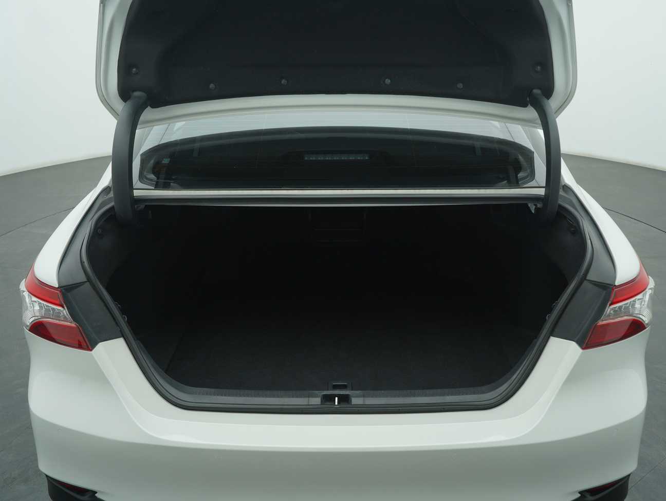 used 2018 Toyota Camry V 2.5