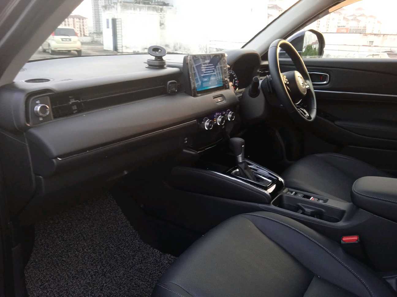 used 2025 Honda HR-V V 1.5