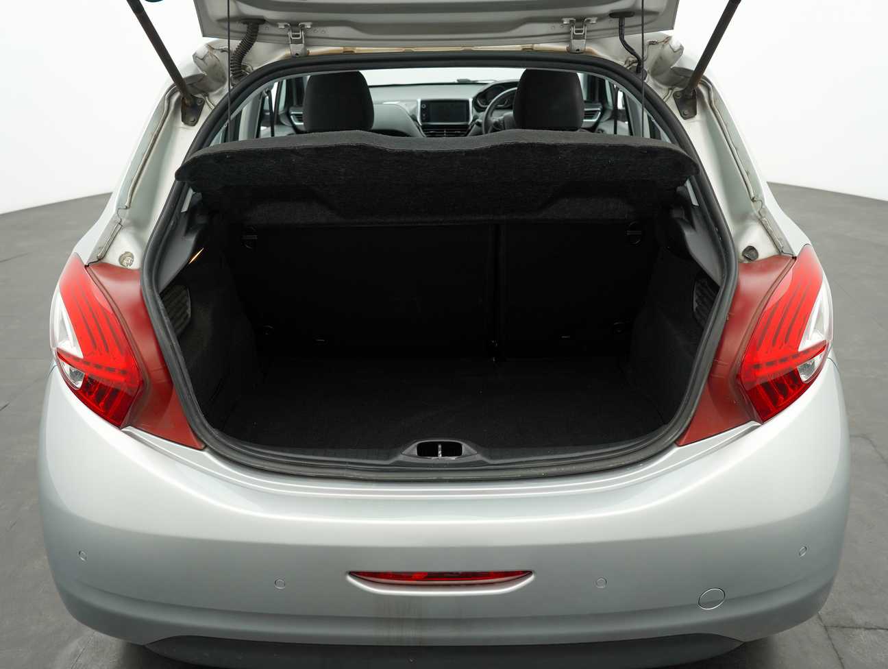 terpakai 2015 Peugeot 208 Allure 3 Door 1.6