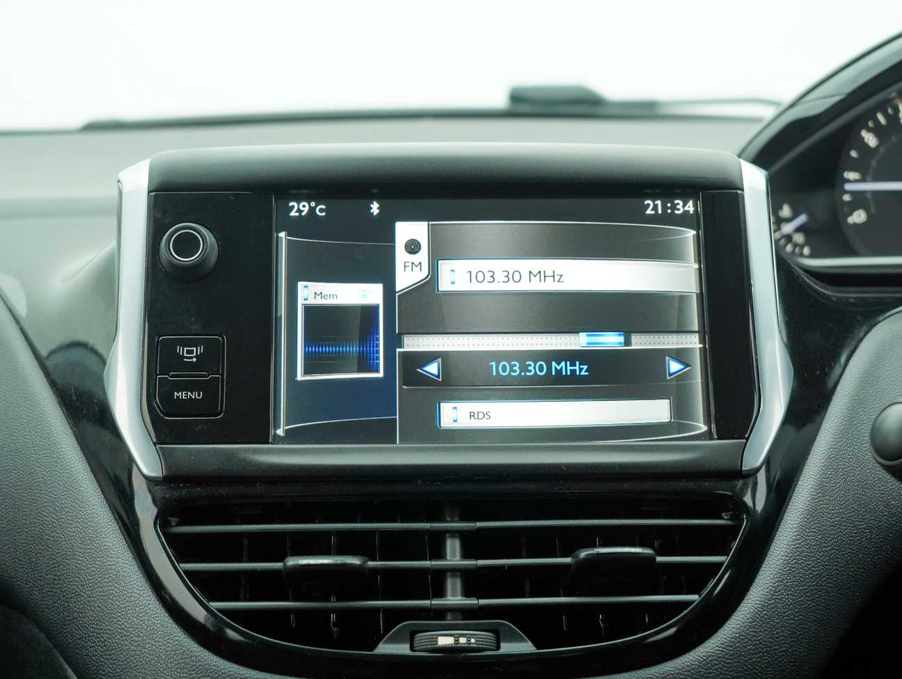 terpakai 2015 Peugeot 208 Allure 3 Door 1.6