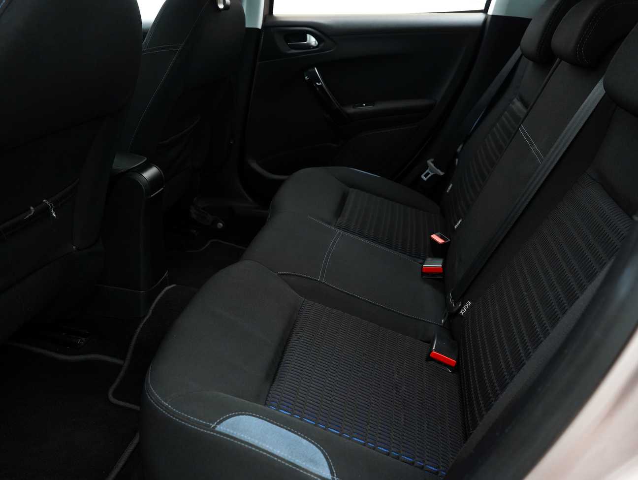 terpakai 2013 Peugeot 208 Allure 3 Door 1.6