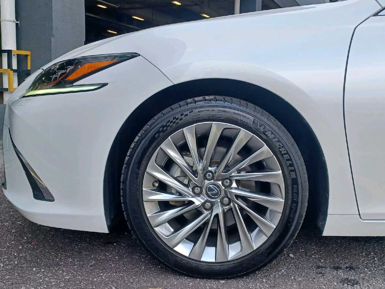 terpakai 2021 Lexus ES 250 Luxury 2.5