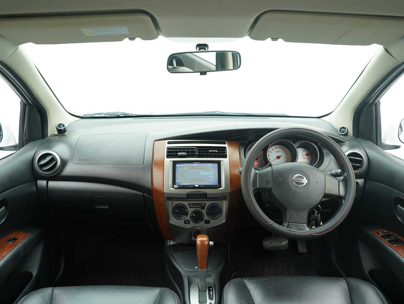 terpakai 2012 Nissan Grand Livina CVTC Comfort 1.8