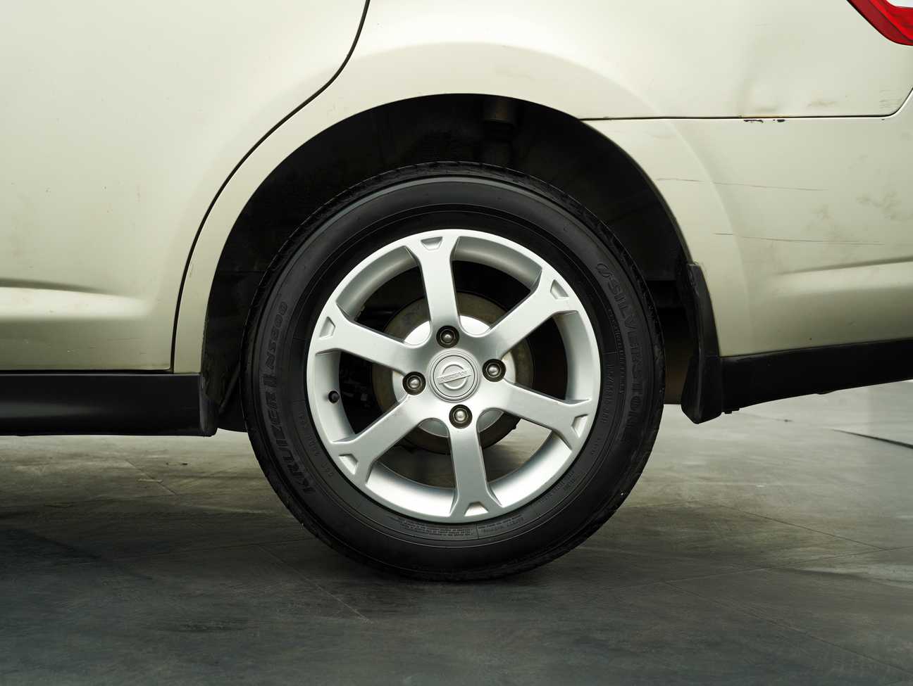 terpakai 2011 Nissan Latio ST 1.6