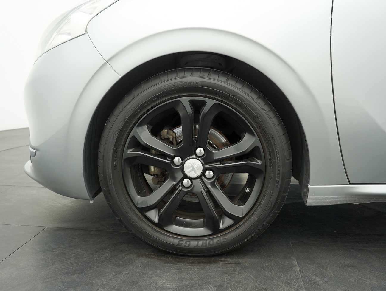 terpakai 2015 Peugeot 208 Allure 3 Door 1.6