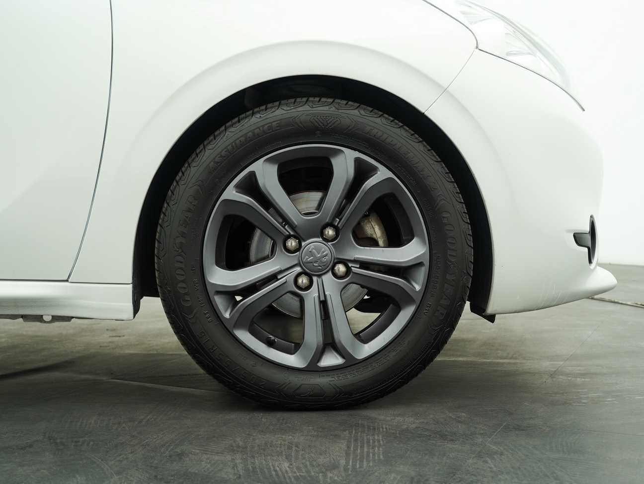 terpakai 2015 Peugeot 208 Allure 3 Door 1.6