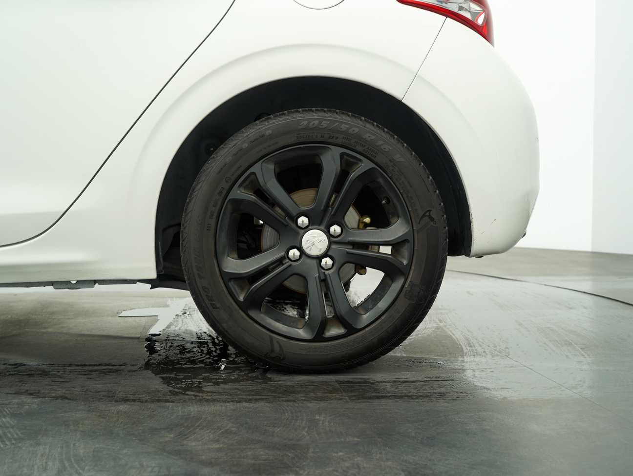 terpakai 2013 Peugeot 208 Allure 1.6