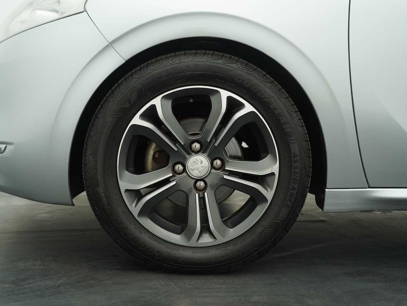 terpakai 2014 Peugeot 208 Allure 5 Door 1.6