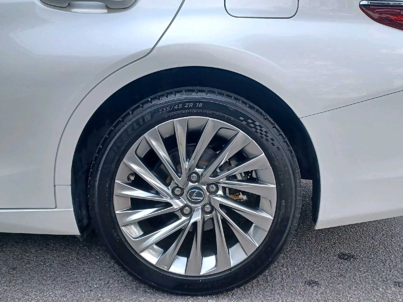 terpakai 2021 Lexus ES 250 Luxury 2.5