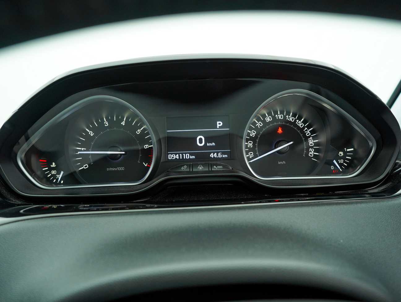 terpakai 2015 Peugeot 208 Allure 3 Door 1.6