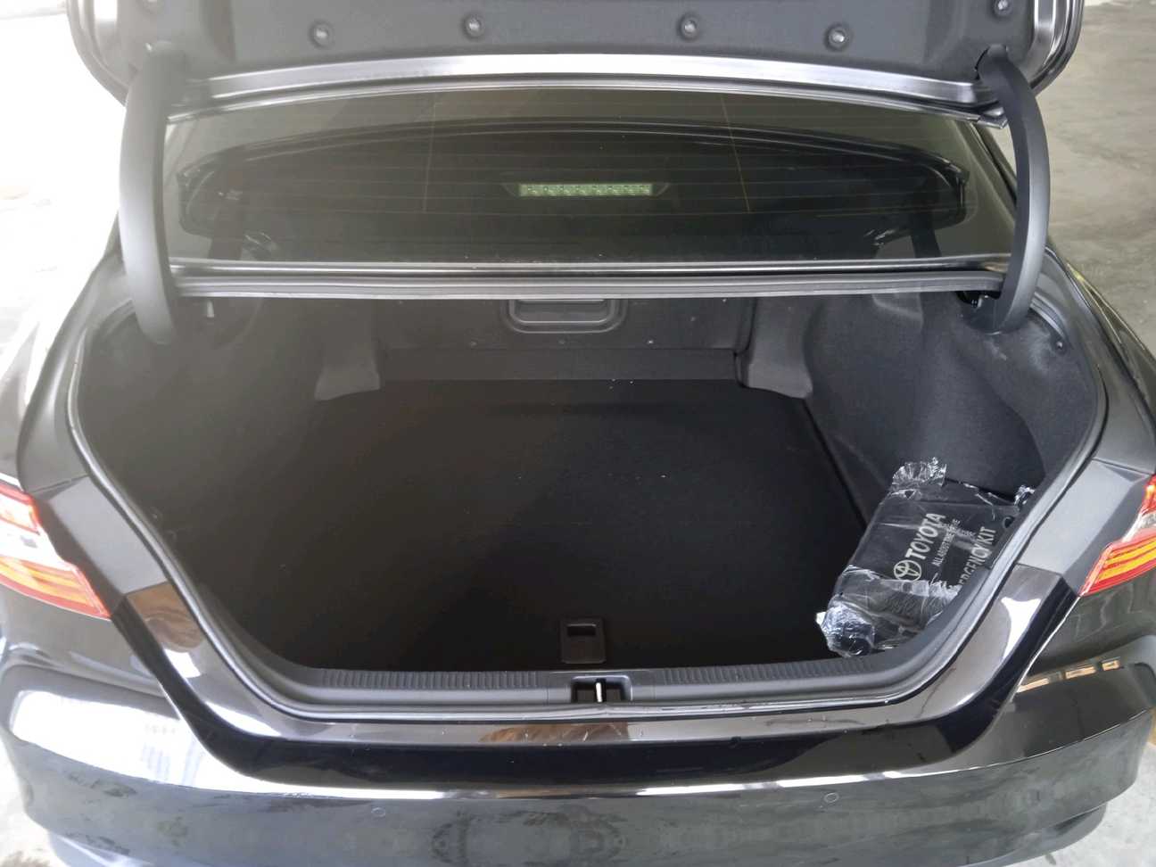 used 2019 Toyota Camry V 2.5