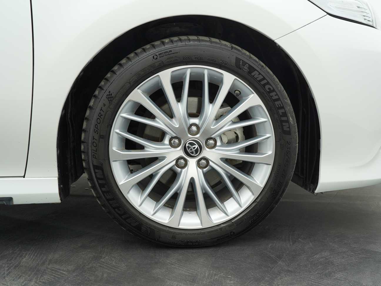 terpakai 2019 Toyota Camry V 2.5