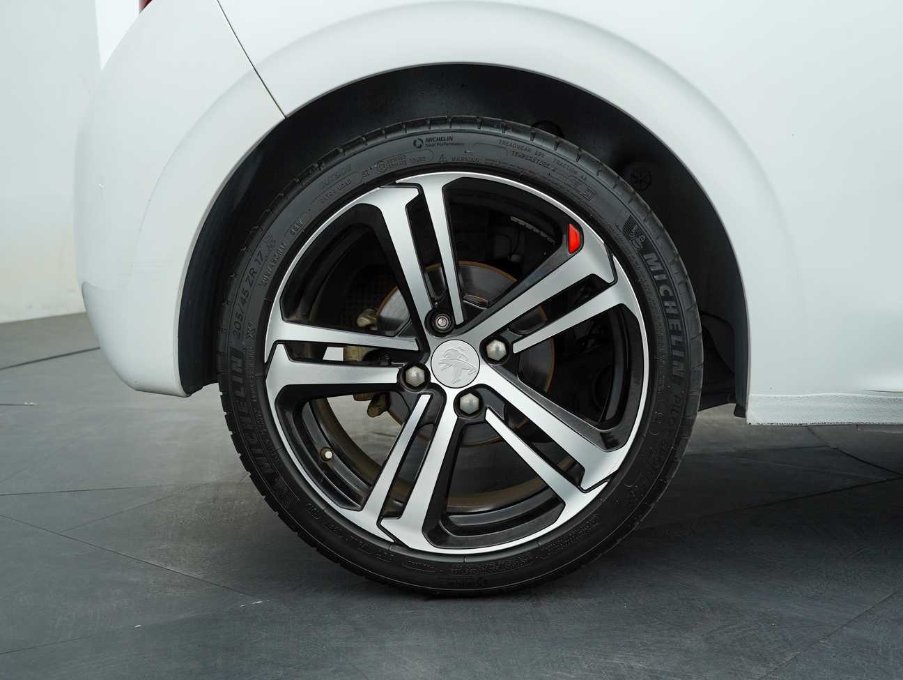 terpakai 2014 Peugeot 208 Allure 3 Door 1.6