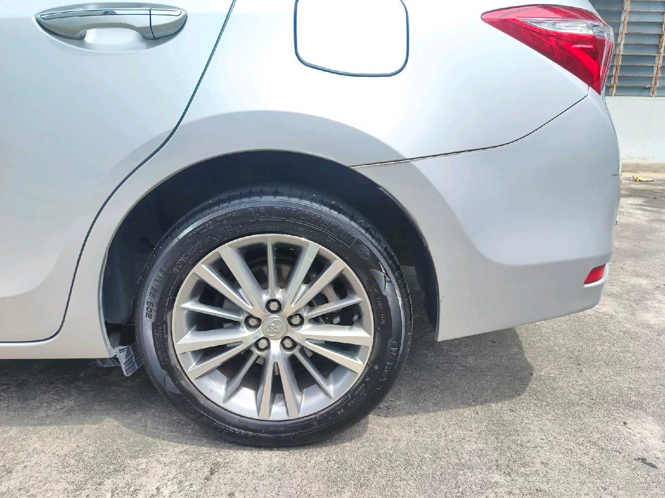 used 2015 Toyota Corolla Altis E 1.8