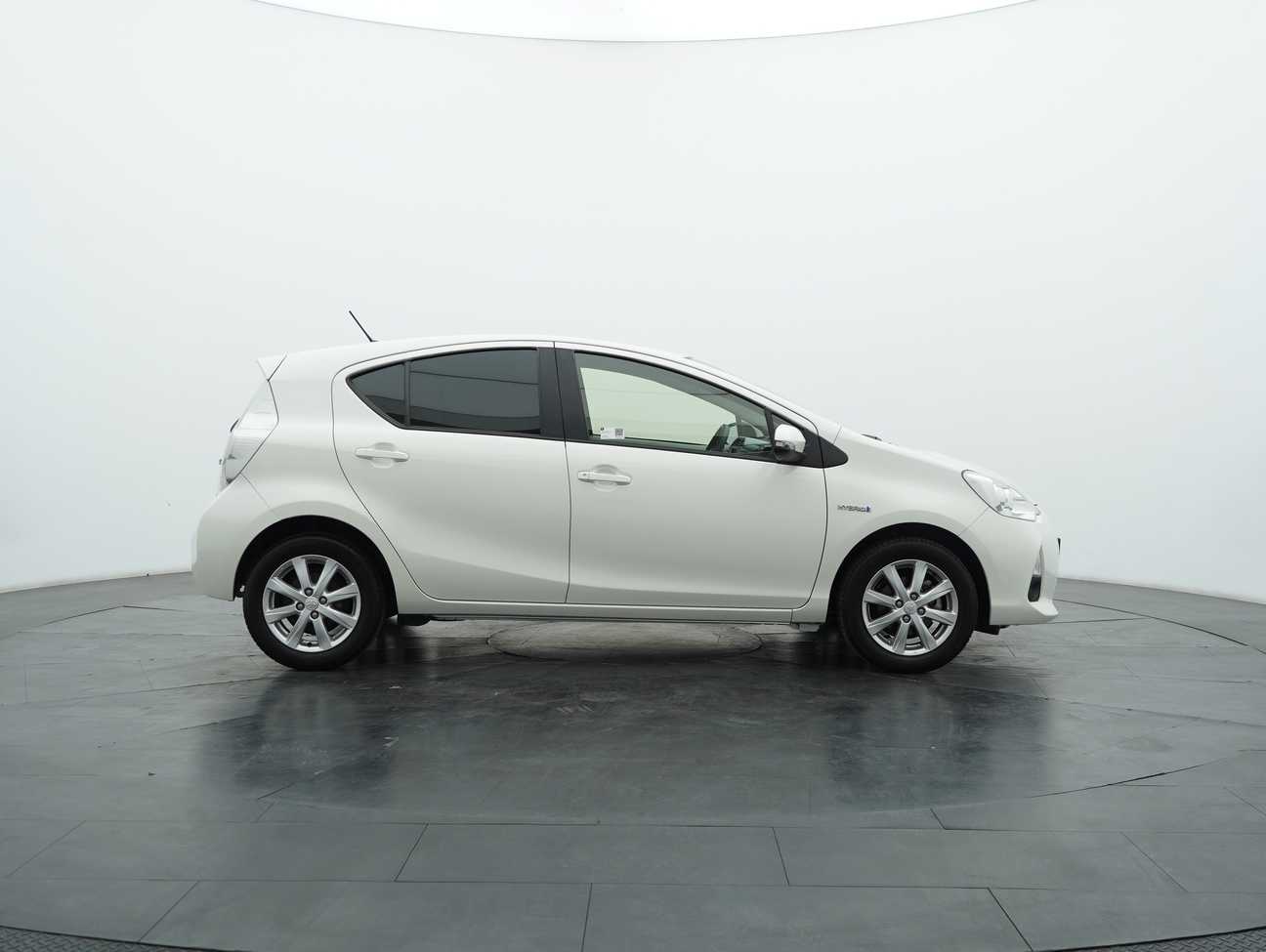 terpakai 2012 Toyota Prius C Hybrid 1.5