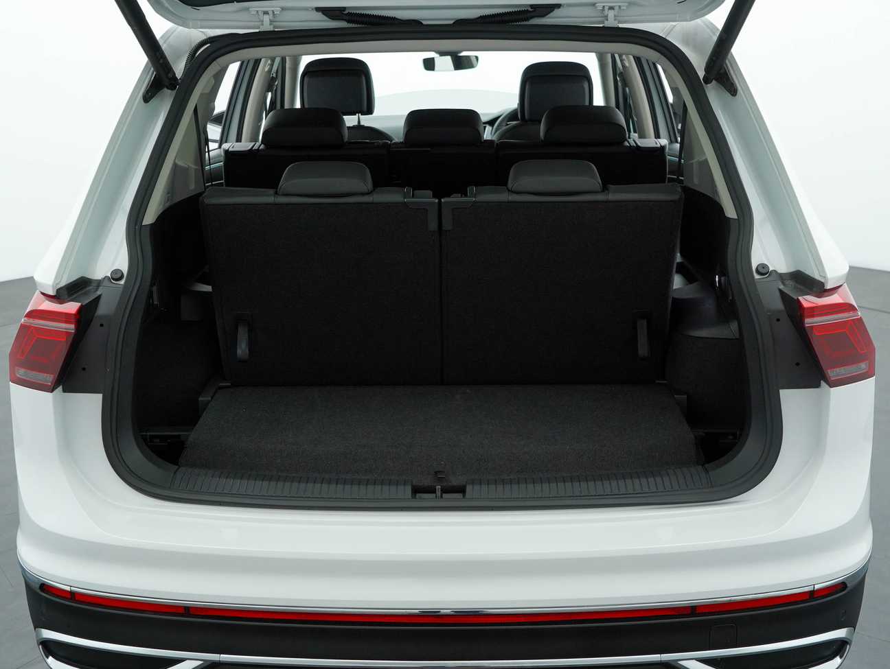 terpakai 2023 Volkswagen Tiguan Allspace Elegance 1.4