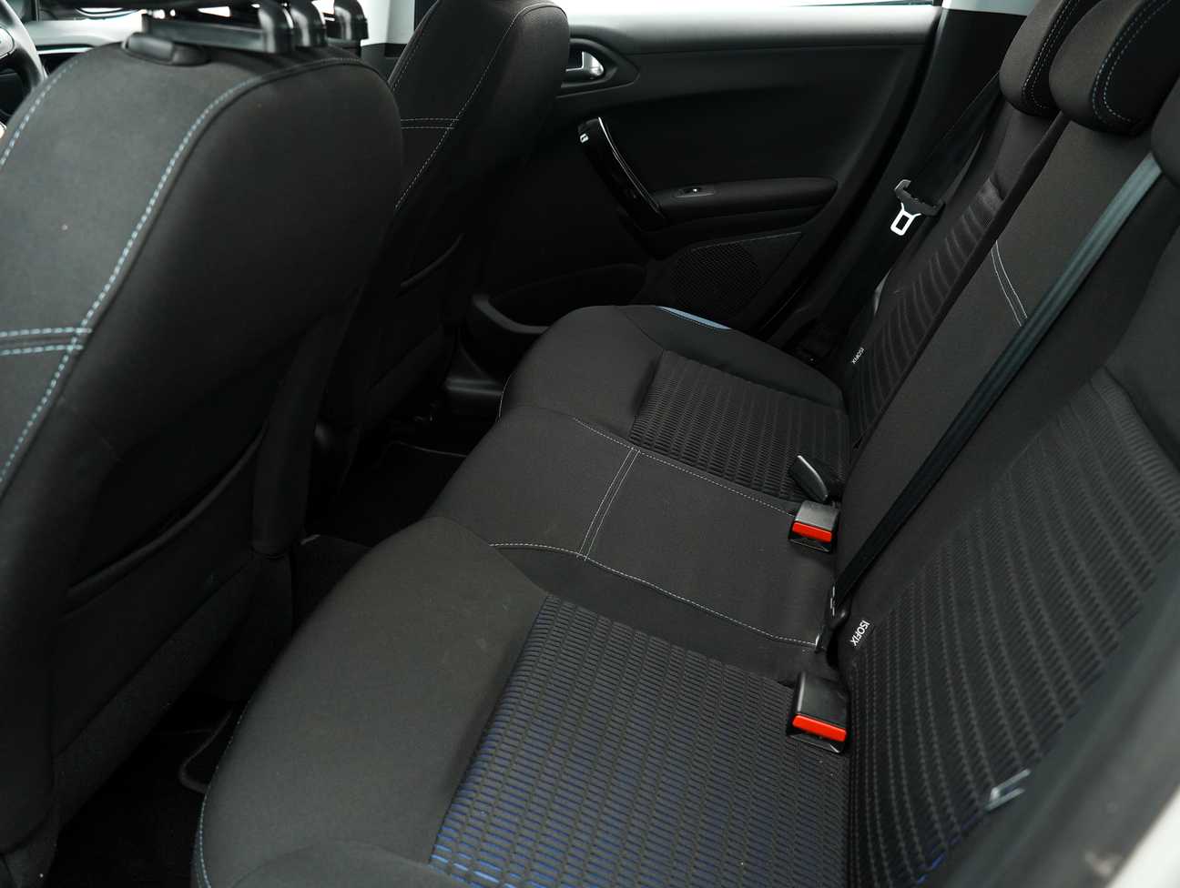 terpakai 2015 Peugeot 208 Allure 3 Door 1.6