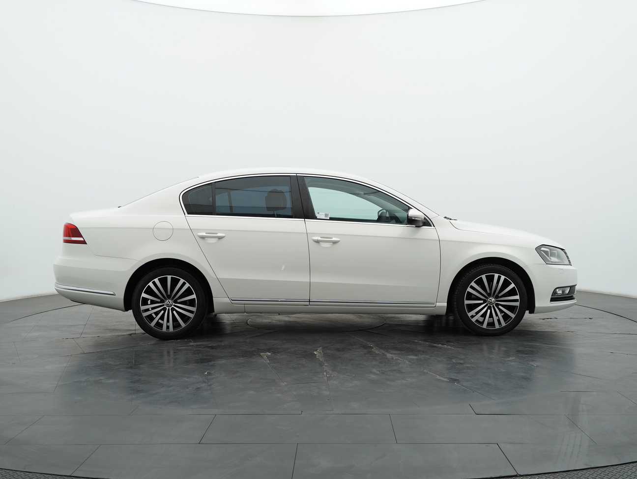 terpakai 2014 Volkswagen Passat TSI 1.8