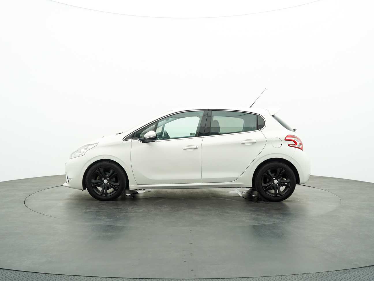 terpakai 2013 Peugeot 208 Allure 1.6