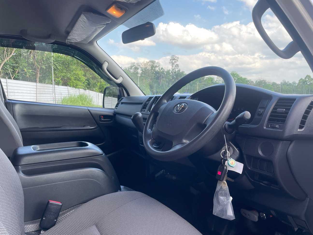 terpakai 2016 Toyota Hiace Window Van 2.5