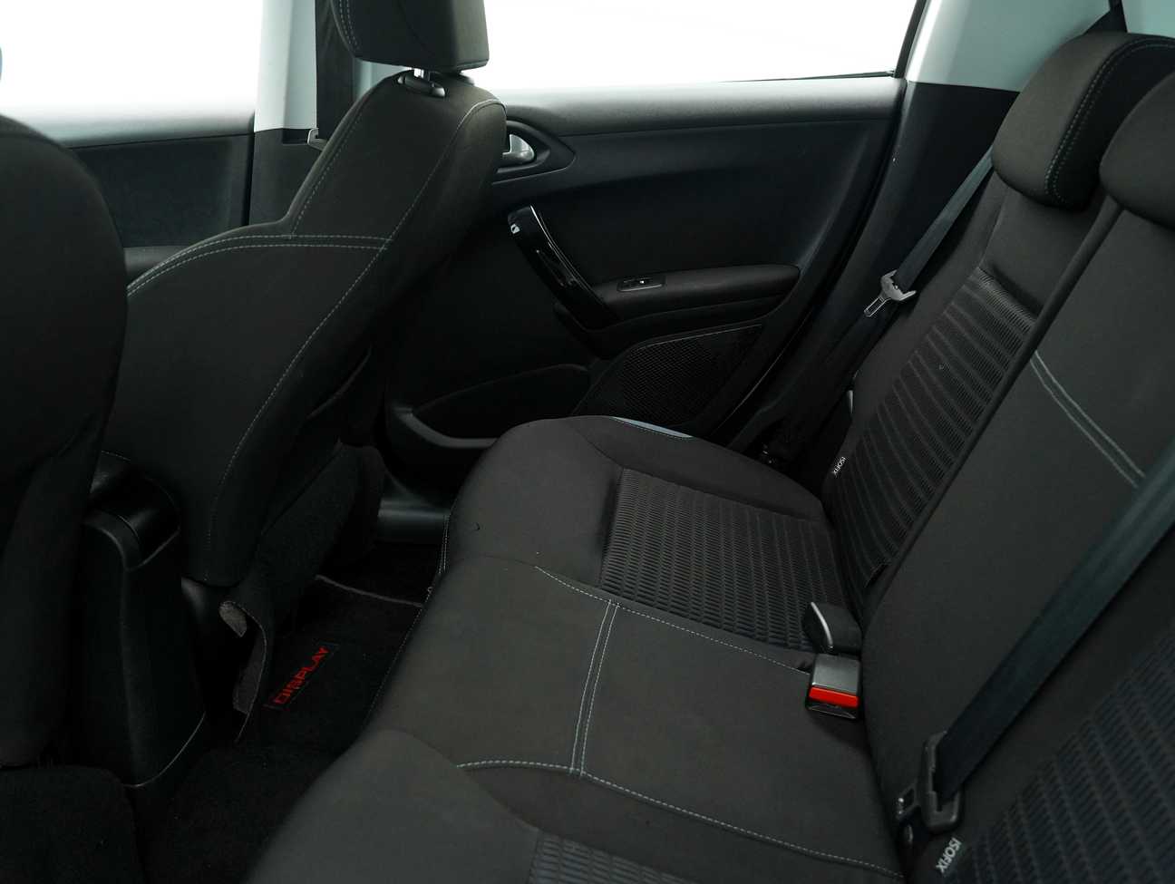 terpakai 2015 Peugeot 208 Allure 3 Door 1.6