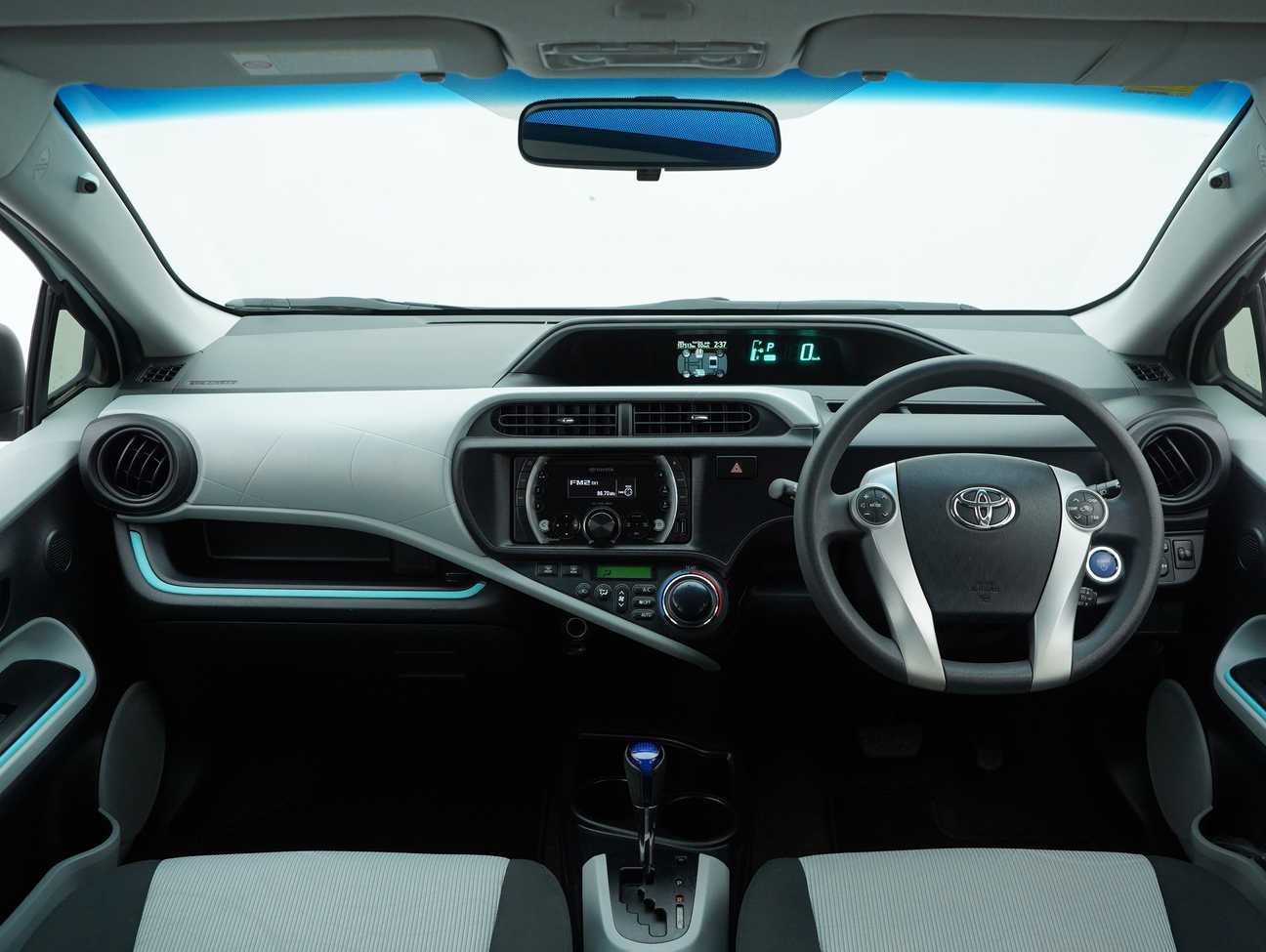 terpakai 2012 Toyota Prius C Hybrid 1.5