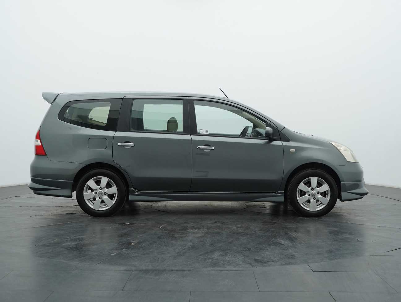 terpakai 2011 Nissan Grand Livina Comfort 1.8