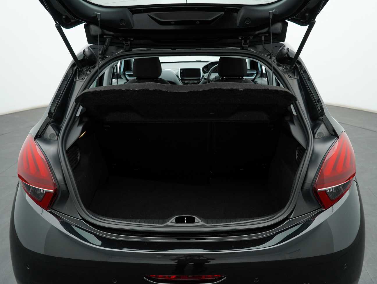 terpakai 2017 Peugeot 208 PureTech 1.2