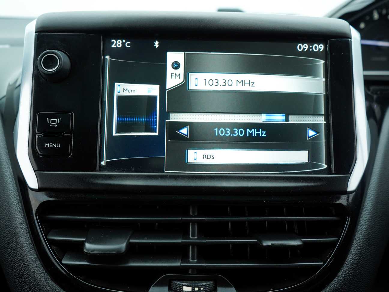 terpakai 2014 Peugeot 208 Allure 3 Door 1.6