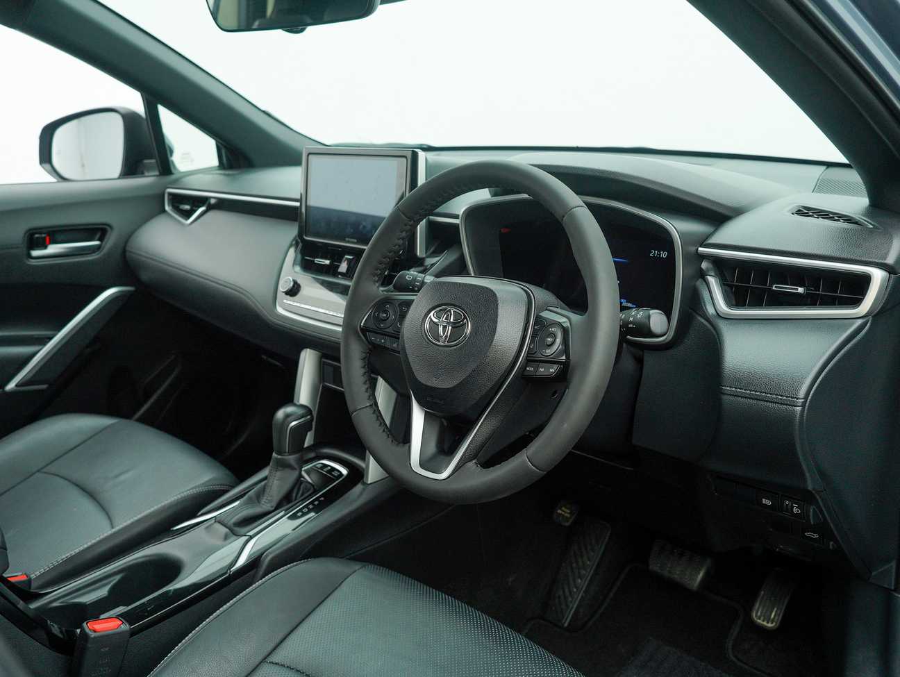 terpakai 2022 Toyota Corolla Cross Hybrid 1.8