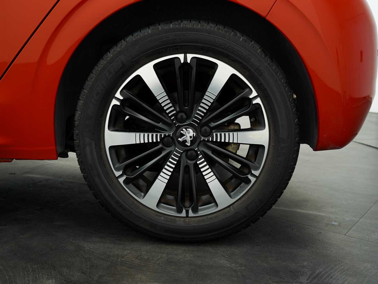 terpakai 2019 Peugeot 208 PureTech 1.2