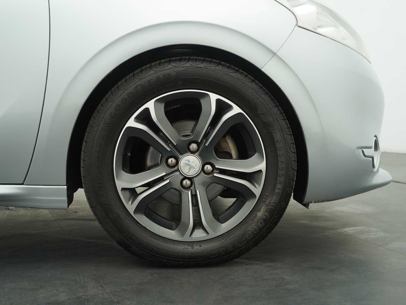 terpakai 2014 Peugeot 208 Allure 5 Door 1.6