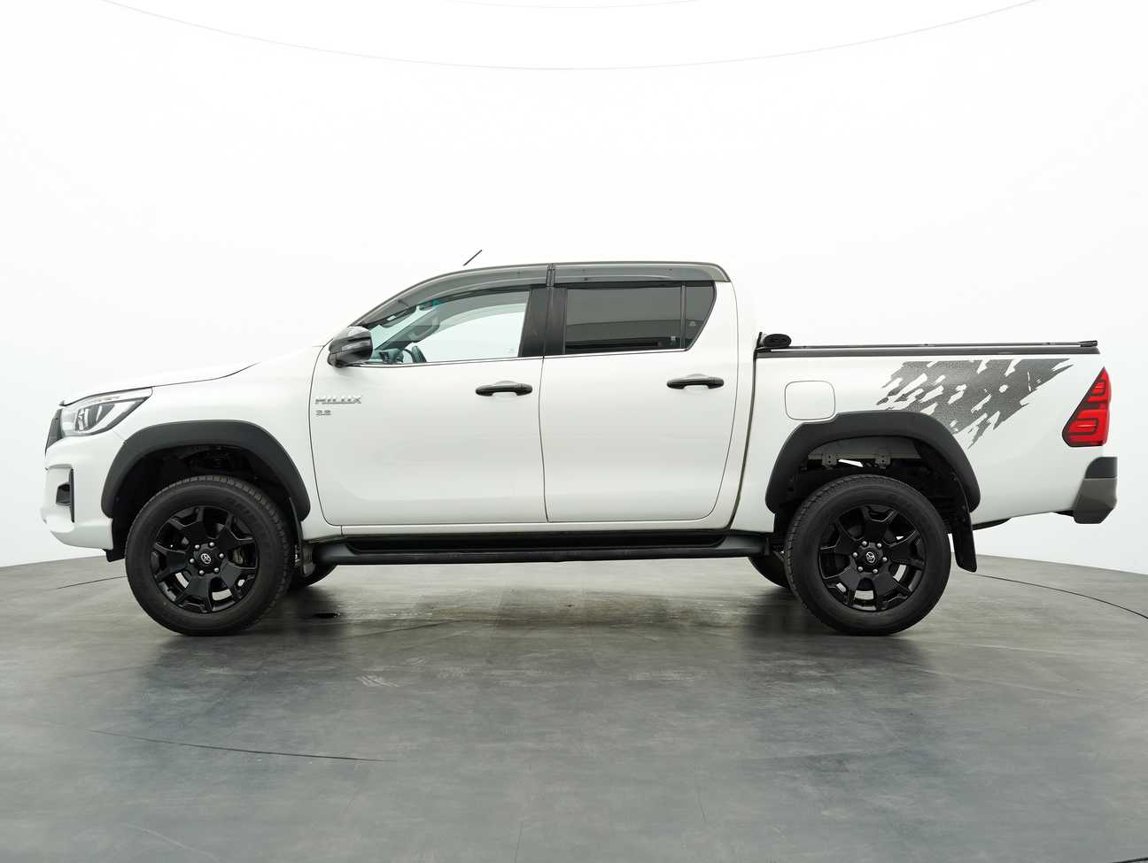 terpakai 2020 Toyota HILUX DOUBLE CAB BLACK EDITION 4X4 2.8
