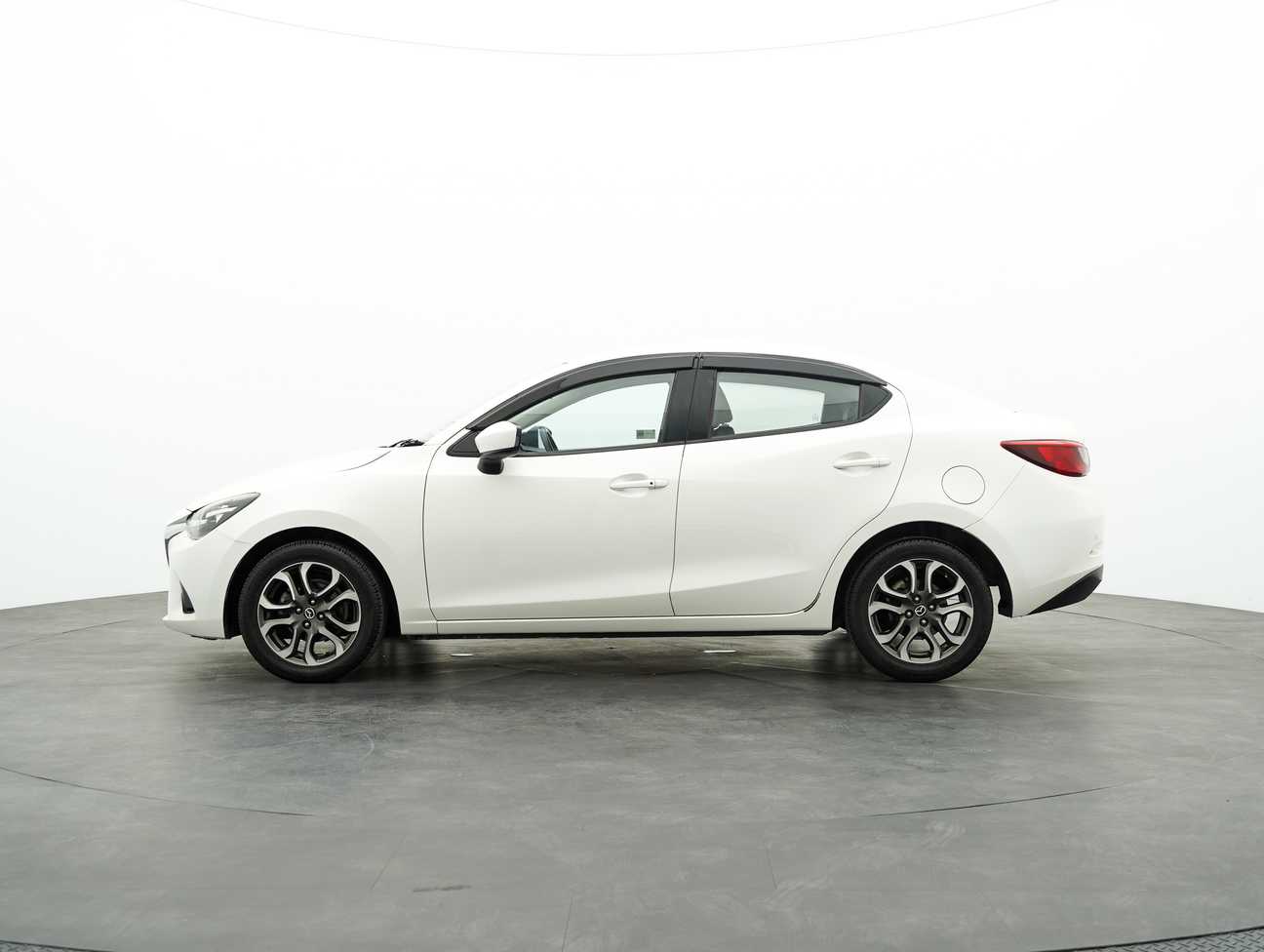 terpakai 2015 Mazda 2 SEDAN SKYACTIV-G 1.5
