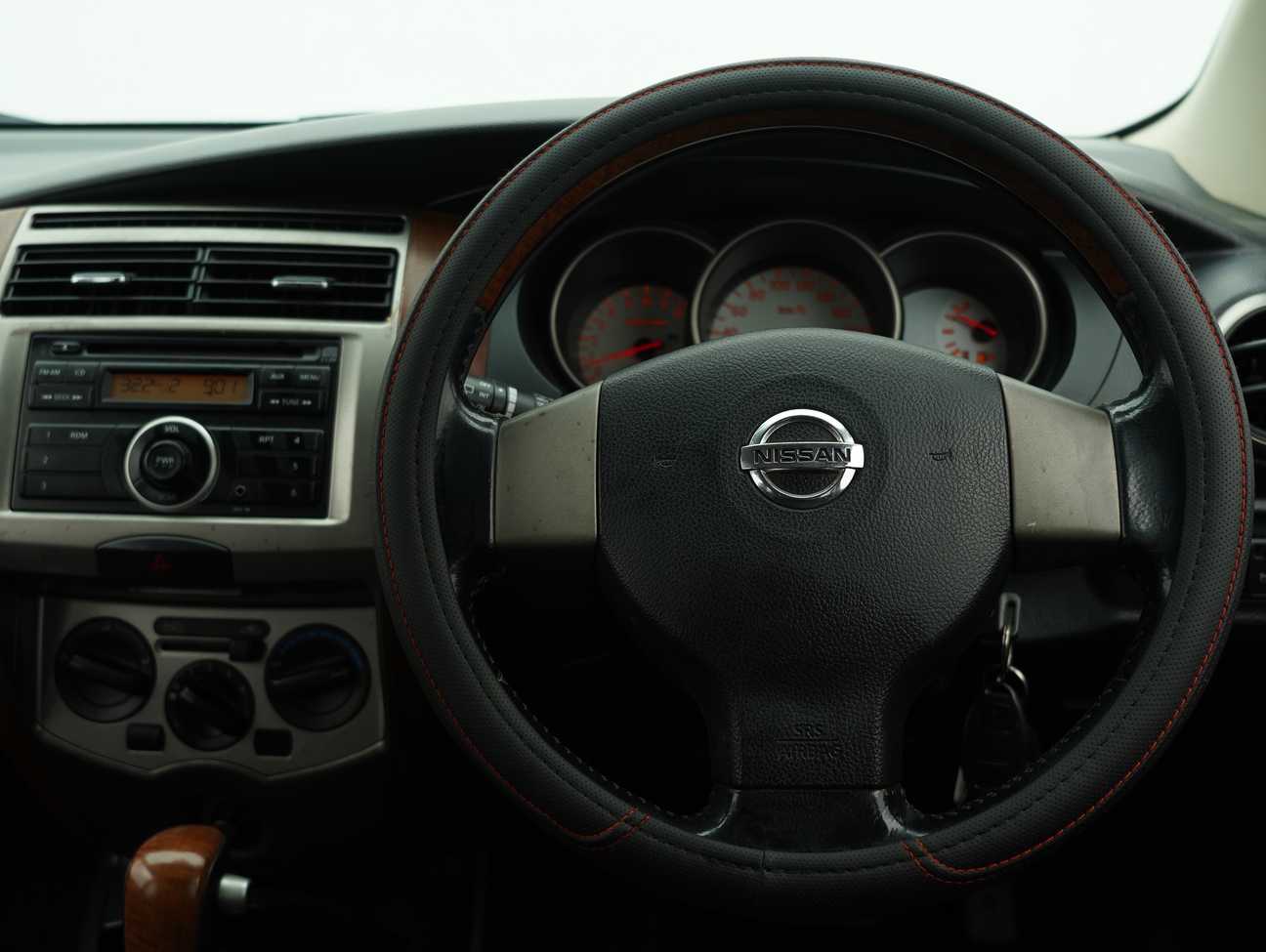 terpakai 2011 Nissan Grand Livina CVTC Comfort 1.8