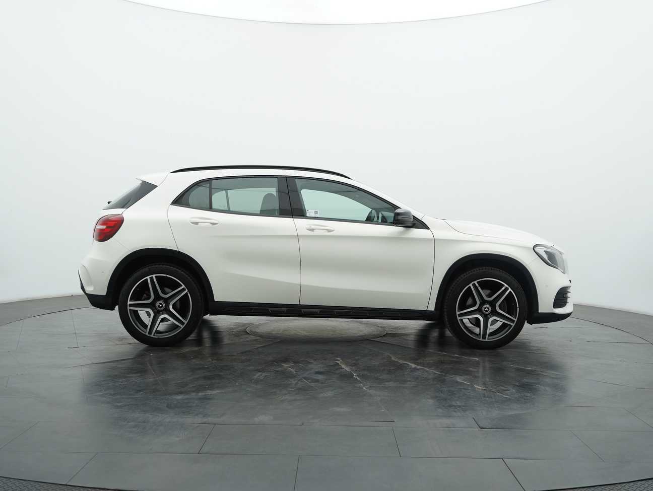 terpakai 2018 Mercedes-Benz GLA250 4MATIC AMG Line 2.0