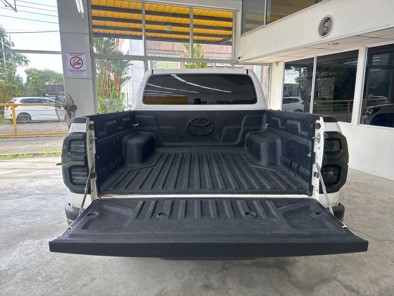 used 2023 Toyota Hilux E Dual Cab 2.4