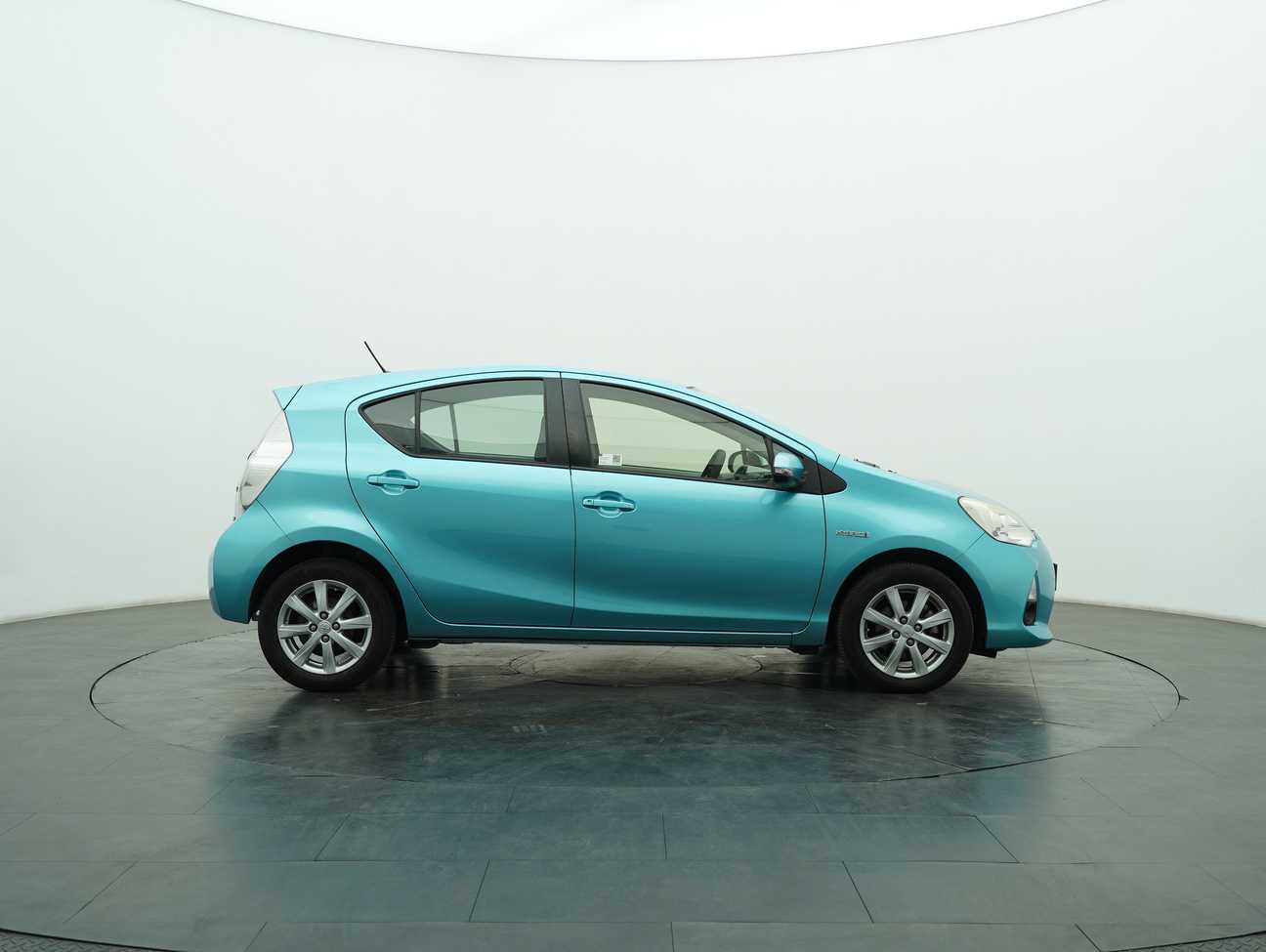 terpakai 2012 Toyota Prius C Hybrid 1.5